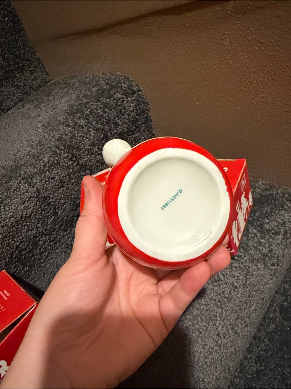 AVON Vintage Santa Claus Creamer and Mrs. Claus Sugar Bowl w/Lid Set 1983 - Picture 5 of 10